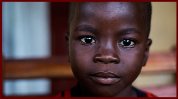 Bel enfant au regard inquisiteur et à l’avenir prometteur, surpris par les vicissitudes d’Ebola et laissé à la merci d’un futur ‘pseudo vaccin obligatoire.’ The Bridge MAG. Image