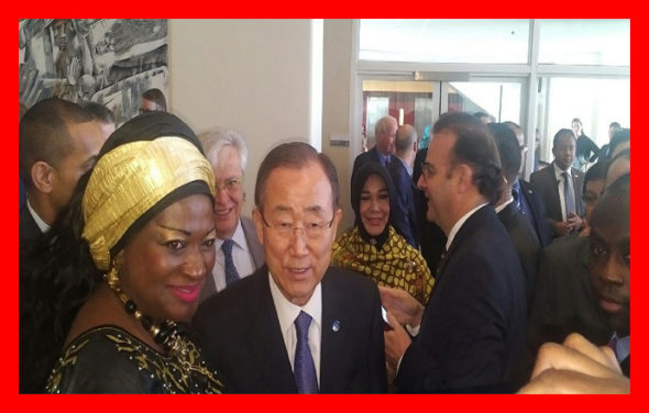 Mme Célestine Ketcha Courtès pose avec le Secrétaire Général de l'ONU M. BAN KI MOON. Lors de la 1ère Session de la Seconde Assemblée Mondiale des Gouvernements Locaux et Régionaux sur HABITAT III à New-York, USA, du 15 au 18 mai 2016 The Bridge MAG. Image 