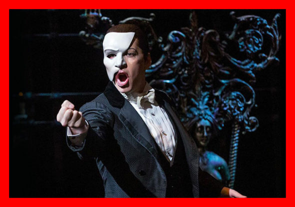  Le Fantôme de l’Opéra a toujours été dépeint comme un jeune homme défiguré portant un masque pour camoufler la partie handicapée voire inhumaine de son visage. The Bridge MAG. Image