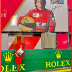 Les légendes ne meurent jamais : en avant-première de la 81e édition du Grand Prix de Monaco 2024 et pendant toute la durée de l’évènement ; le feu Ayrton SENNA a été Royalement représenté. Quand Loyauté et Royauté vont de pair. C'est avec l’étincelle dans l’âme que The Bridge Magazine constate que la Principauté de Monaco dans son édition de Formule 1 rend majestueusement un hommage intemporel au Seigneur de la Formule 1 avec un poster mural géant de SENNA en gros plan sur le circuit principal dans toute sa splendeur et une parade de six véhicules autrefois pilotés par lui. The Bridge MAG. Image