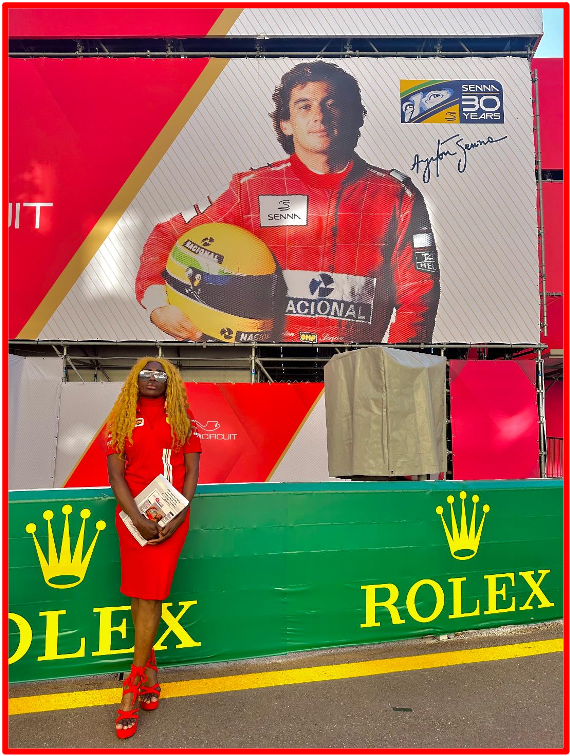 Les légendes ne meurent jamais : en avant-première de la 81e édition du Grand Prix de Monaco 2024 et pendant toute la durée de l’évènement ; le feu Ayrton SENNA a été Royalement représenté. Quand Loyauté et Royauté vont de pair. C'est avec l’étincelle dans l’âme que The Bridge Magazine constate que la Principauté de Monaco dans son édition de Formule 1 rend majestueusement un hommage intemporel au Seigneur de la Formule 1 avec un poster mural géant de SENNA en gros plan sur le circuit principal dans toute sa splendeur et une parade de six véhicules autrefois pilotés par lui.The Bridge MAG. Image 