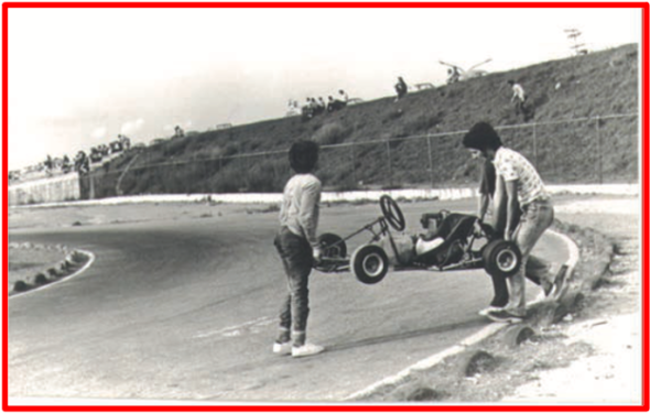 Les légendes ne meurent jamais : Ayrton Senna, juillet 1973, 13 ans, à The Interlagos Go-Kart, l’actuel Kartódromo Ayrton Senna. Senna a commencé́ sa carrière de pilote à 13 ans, à Interlagos où il a décroché une pole position malgré son jeune âge. Alors qu’il menait la course, il est tout de suite repéré par Lucio Pascal Gascon, qui deviendra alors son manager. Photo Credit: 70KT_F006 Foto Família Painel 28 