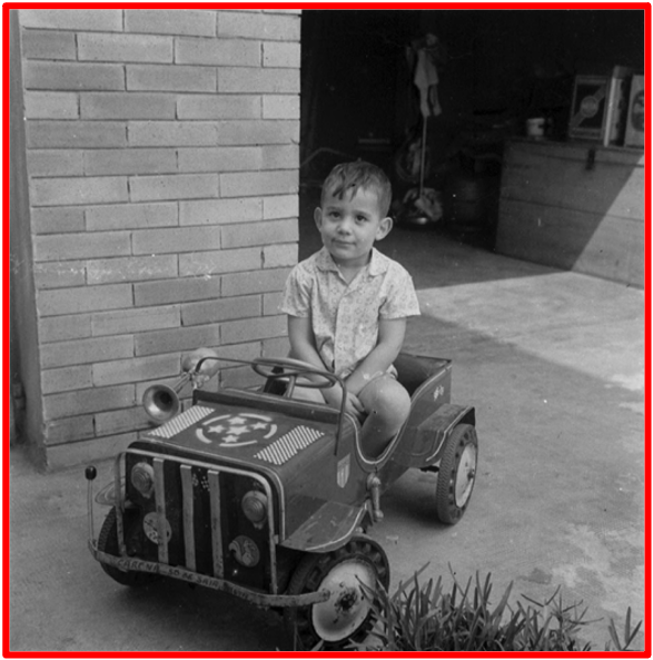 Son enfance :Les légendes ne meurent jamais : Ayrton Senna, 3 ans dans la cour familiale en 1963. De son jouet préféré, en passant par sa passion pour une célébrité planétaire. Son père a construit un kart à pédales pour Senna et schématisait sans le savoir la carrière d'un génie pilote de course. Lorsque le Grand Prix de Formule 1 du Brésil 2020 avait été annulé mais que d'autres pays tels que : le Royaume-Uni, l'Italie et la Belgique étaient toujours inscrits sur le calendrier des courses, The Bridge Magazine pour son édition spéciale avait été prompt à contacter les autorités officielles brésiliennes et la famille de Senna. C’était dans le but de conserver l’héritage de Senna, de porter haut et d’immortaliser le flambeau de son génie et de ses prouesses athlétiques. Photo credit: 63P_N019 Foto Família 63PAS_F013/63P_013 