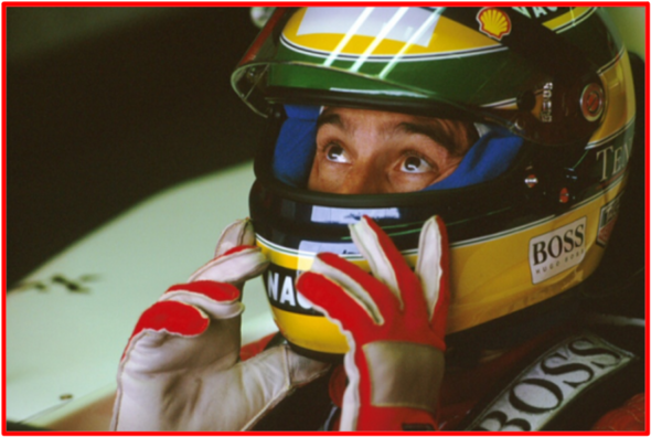 Ayrton Senna photographié, regardant vers le ciel. Toutes les personnes célèbres n’ont pas forcément cet atout distingué, avenant, affable, délicat, mais Senna avait tout pour plaire : il n’était pas altier, il était naturellement beau, charmant, véritablement amical et avait le cœur sur la main. C'est probablement pour cela qu'il était aimé par une myriade de personnes dans le monde entier. « Senna a donné d’énormes sommes à des œuvres caritatives en Europe, a envoyé́ de l’argent à plusieurs reprises pour aider les enfants en Bosnie ou en Serbie et dans les zones de guerres des Balkans, mais n’a jamais voulu que ce soit public et rappellera à plusieurs reprises à ses proches de garder ses œuvres caritatives et ses actes de bienfaisance anonymes […] » Photo Credit: 93GB_151 Fotógrafo Norio Koike 