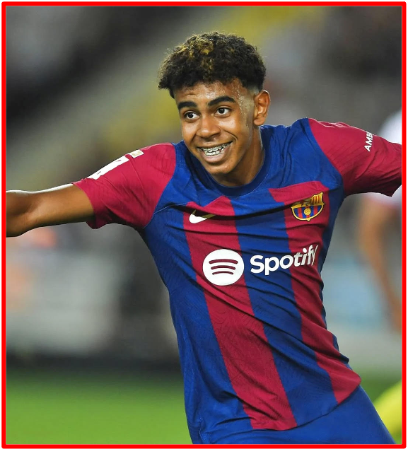 L'attaquant espagnol – La merveille du football de Barcelone : Lamine Yamal le footballer prodige ou la nouvelle révélation de la saison du football européen.Issu du centre de formation de La Masia à 15 ans, 9 mois et 16 jours il devient le plus jeune joueur de l'histoire du FC Barcelone à faire ses débuts professionnels …Né en Espagne, le jeune athlète est éligible pour la sélection nationale d'Espagne. Yamal, est une étoile brillante, le joueur qui fait actuellement couler beaucoup d’encre et de salive. Son prix de transfert monte d’un cran, son contrat se négocie à prix fort. Sous contrat au FC Barcelone jusqu'en 2026 le Paris Saint Germain (PSG) rêve de l’avoir. The Bridge MAG. Image 